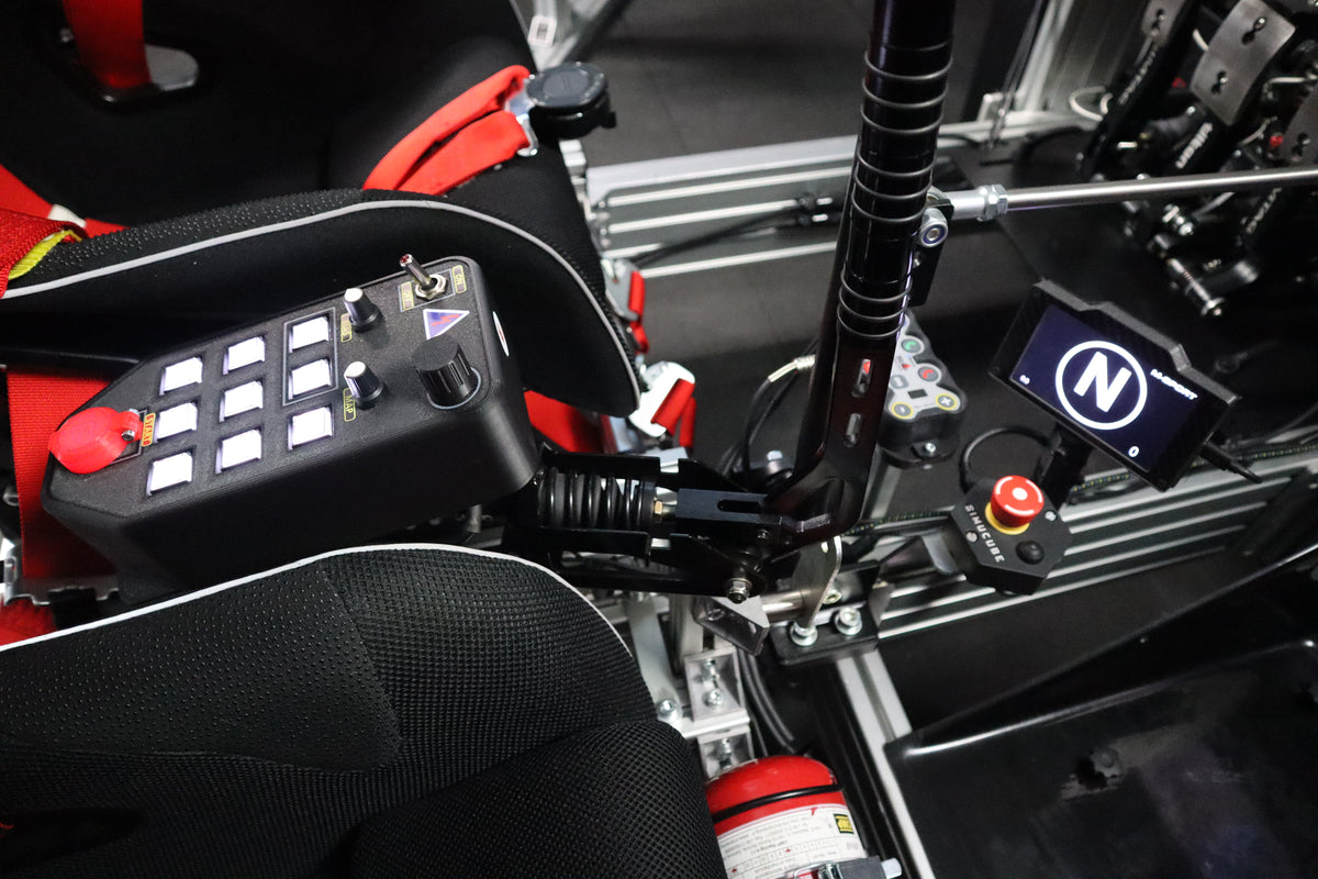 Twin competition seats and six-point harnesses of the DuoSyncX